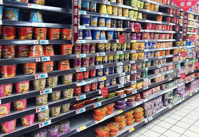 超市貨架何以屢屢告急？剖析四類易搶購食品背后的消費(fèi)心理與市場(chǎng)邏輯